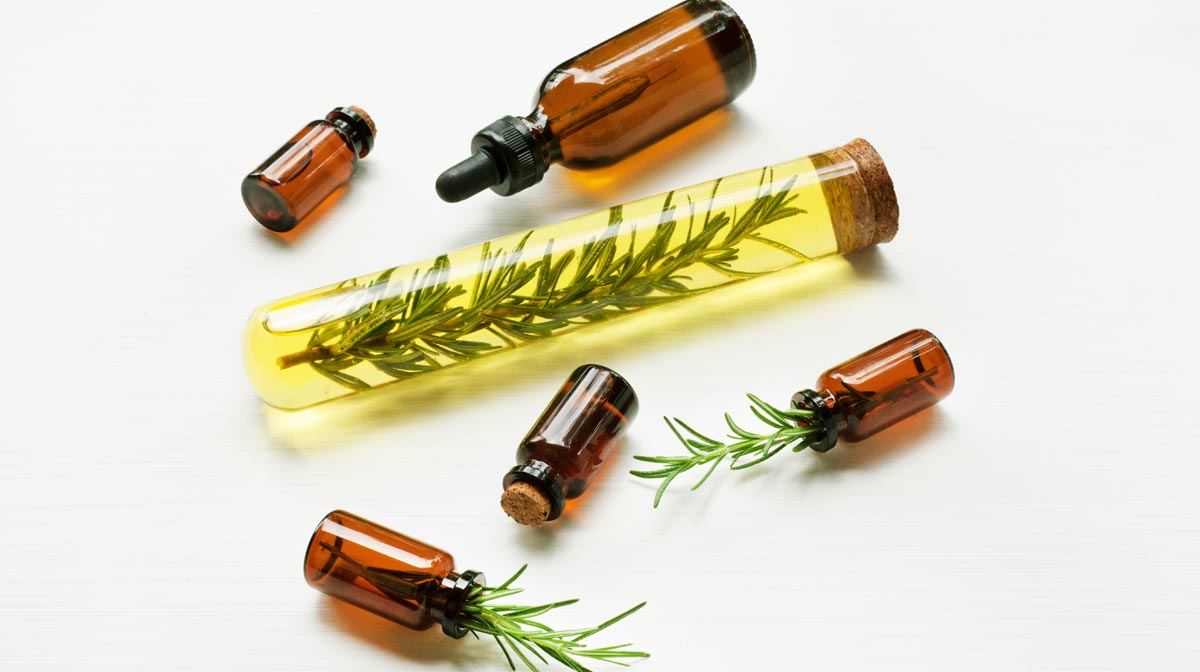 Cómo frenar la caída del pelo con aceite de romeroCómo frenar la caída del pelo con aceite de romero
