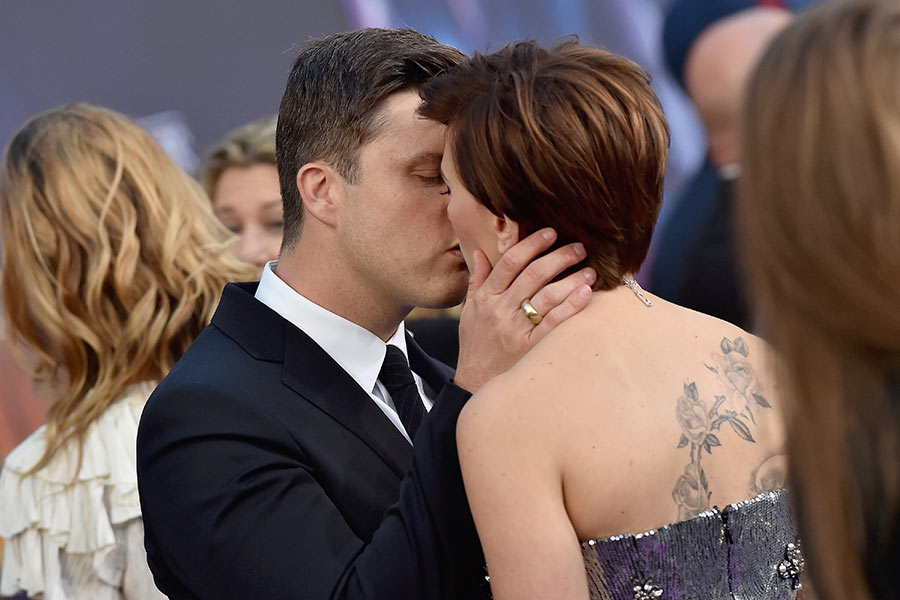 Colin jost Scarlett Johansson besandose pareja