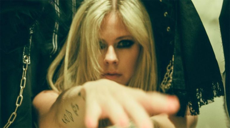 Avril Lavigne sigue desafiando las leyes del envejecimiento en selfies naturales en la playa