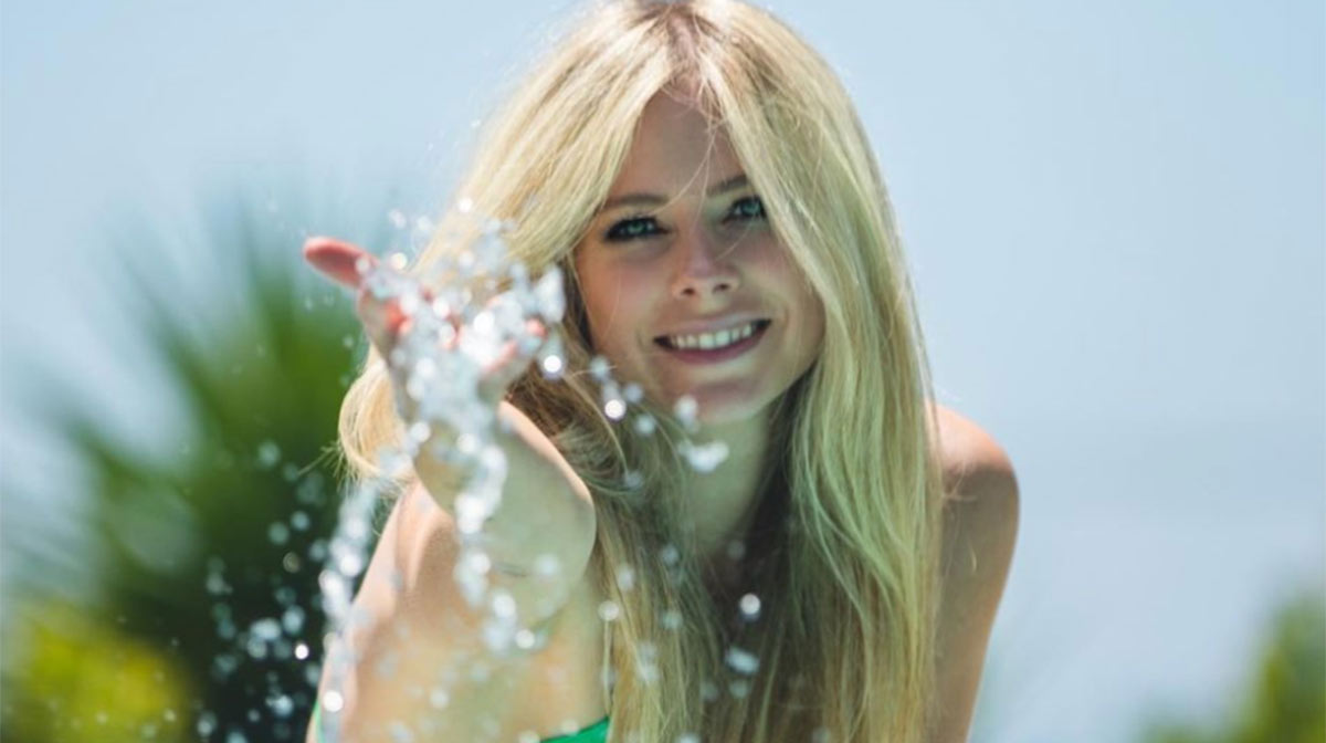 ¡Cuerpo real! Avril Lavigne desata euforia por fotos en bikini