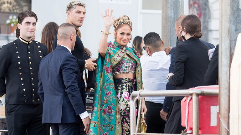 Jennifer Lopez marca un nuevo 'fashion moment' con su look en Venecia