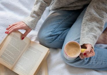 5 libros perfectos para leer un día lluvioso con una taza de café