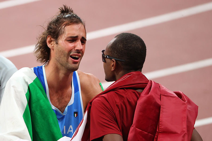 Momento histórico y muy conmovedor: dos atletlas decidieron compartir la medalla de oro