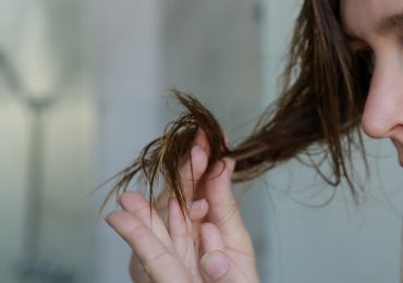 Por qué se hacen las puntas abiertas y cómo repararlas sin cortar el pelo