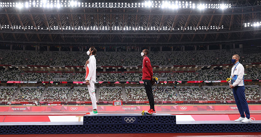 Momento histórico y muy conmovedor: dos atletlas decidieron compartir la medalla de oro