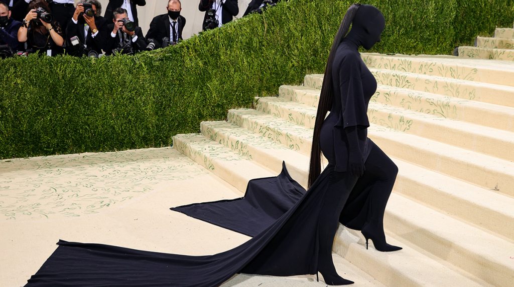 ¿Kim Kardashian estaba maquillada o no bajo la máscara de la Gala Met 2021?