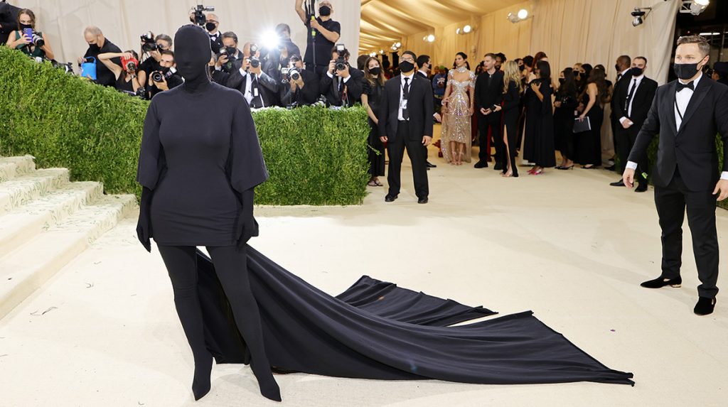 ¿Kim Kardashian estaba maquillada o no bajo la máscara de la Gala Met 2021?