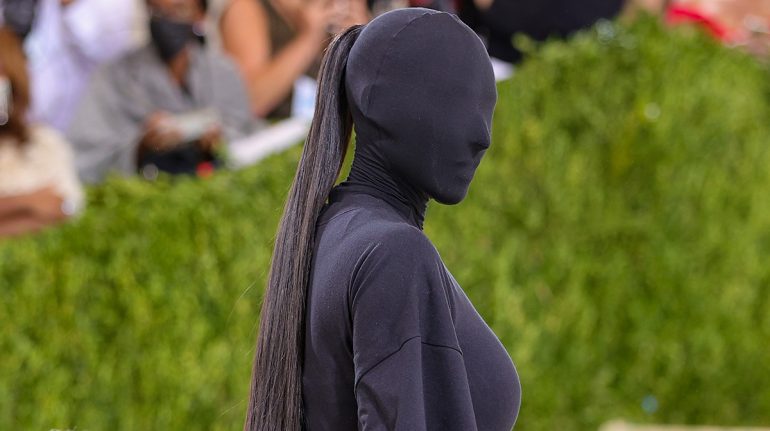 ¿Kim Kardashian estaba maquillada o no bajo la máscara de la Gala Met 2021?
