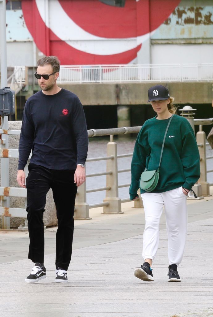 Cooke Maroney y Jennifer Lawrence dando un paseo por NY en mayo de 2021.