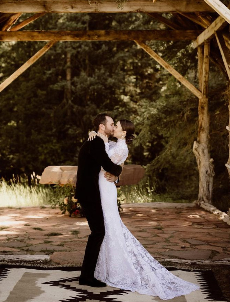 Lily Collins se casó con un look de una boda de ensueño