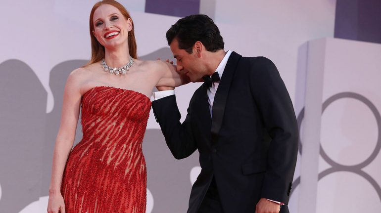 Momento viral de los actores Jessica Chastain y Oscar Isaac beso alfombra roja