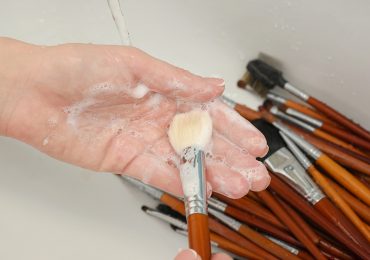 Guía sencilla y económica para limpiar correctamente tus brochas de maquillaje