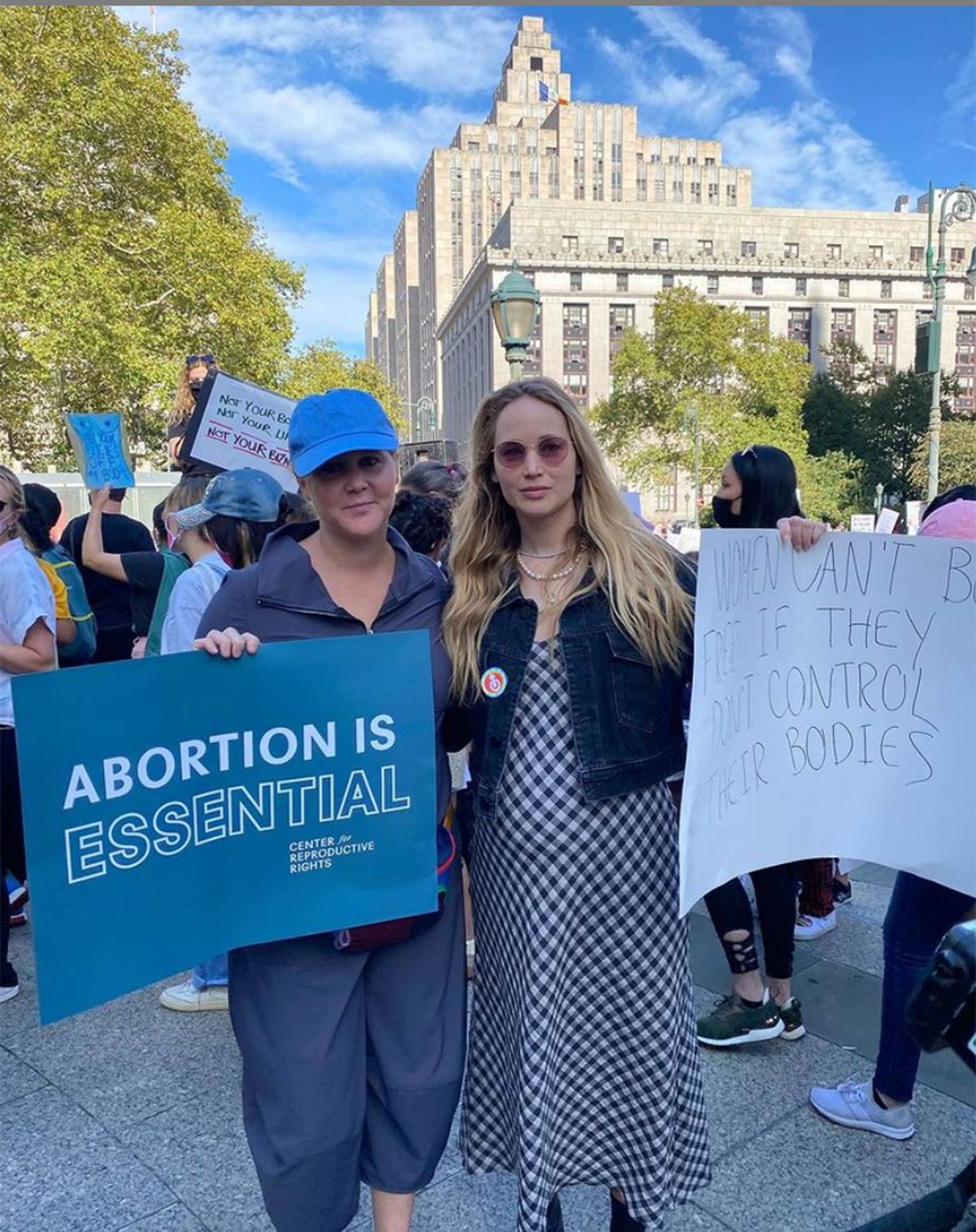 Jennifer Lawrence deja ver su pancita de embarazo en marcha a favor del aborto