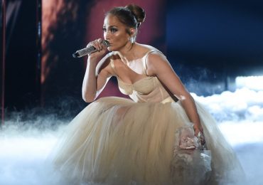 Jennifer Lopez y el vestido de novia que usó en los American Music Awards 2021