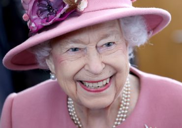 foto reina isabel sonriendo barbados colonia británica rihanna