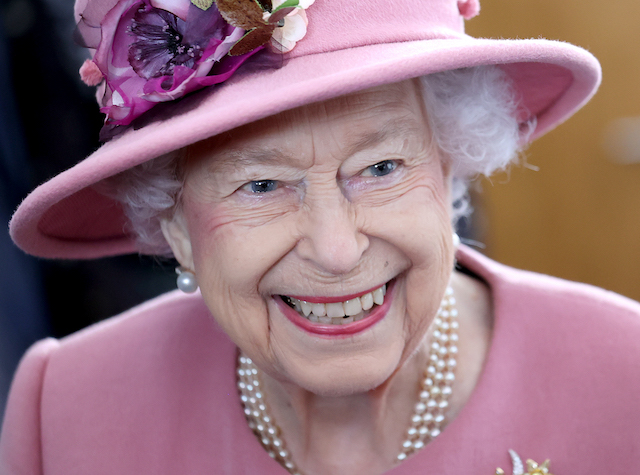 foto reina isabel sonriendo barbados colonia británica rihanna