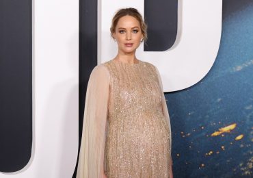 Jennifer Lawrence presume pancita de embarazada en alfombra roja de 'Don't Look Up'
