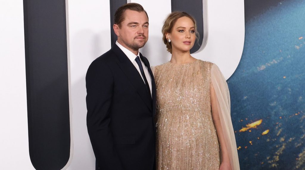 Jennifer Lawrence presume pancita de embarazada en alfombra roja de 'Don't Look Up'