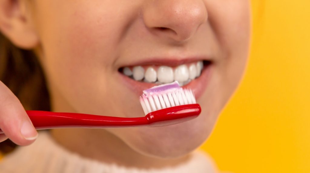 personal Romper Trampolín 5 remedios para blanquear los dientes de forma natural – Cosmopolitan