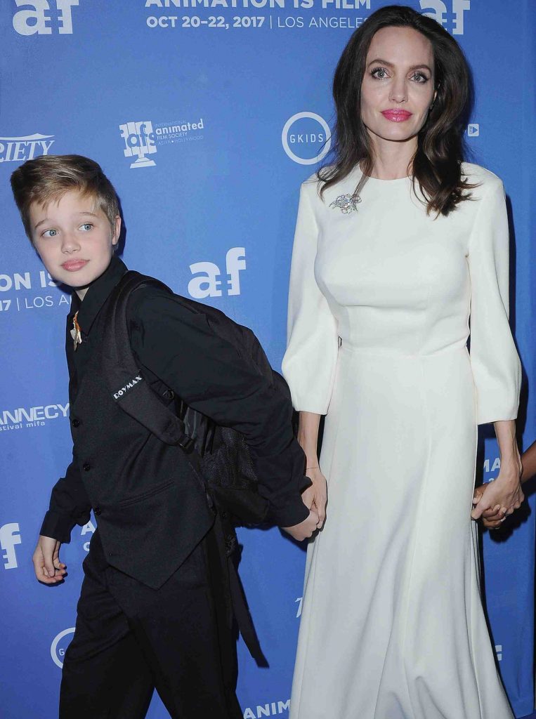 'Shiloh Jolie Pitt' y Angelina Jolie en una alfombra roja
