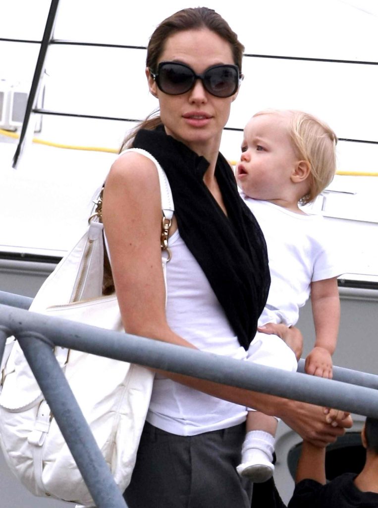 Angelina Jolie y su hija Shiloh recién nacida