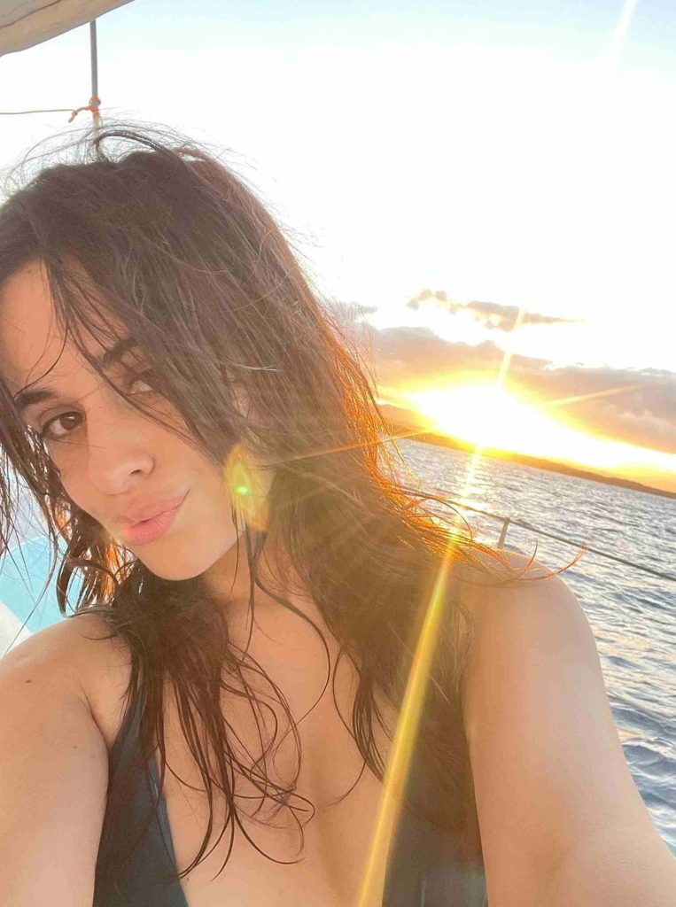 Las fotos en bikini de Camila Cabello que están enseñando a las nuevas generaciones a amar su cuerpo