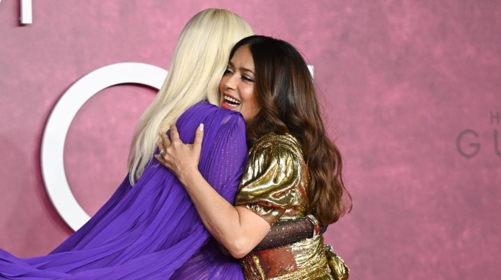 Lady Gaga confiesa que filmó una escena de sexo con Salma Hayek para 'House of Gucci'