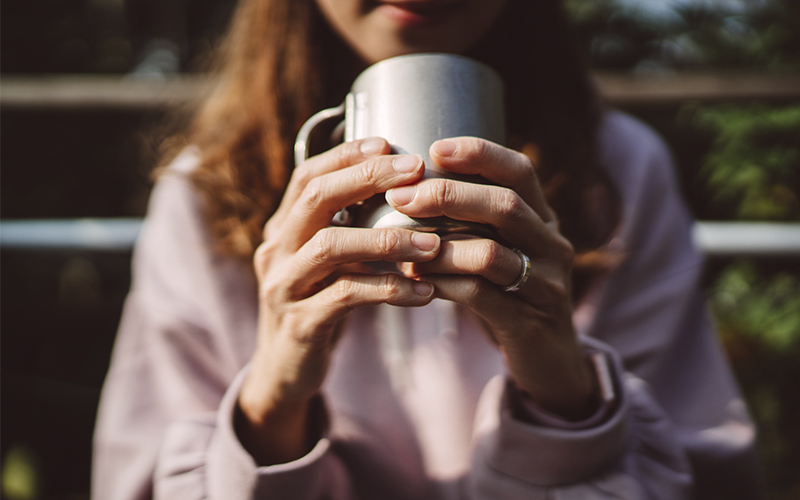 Evita las bebidas con cafeína