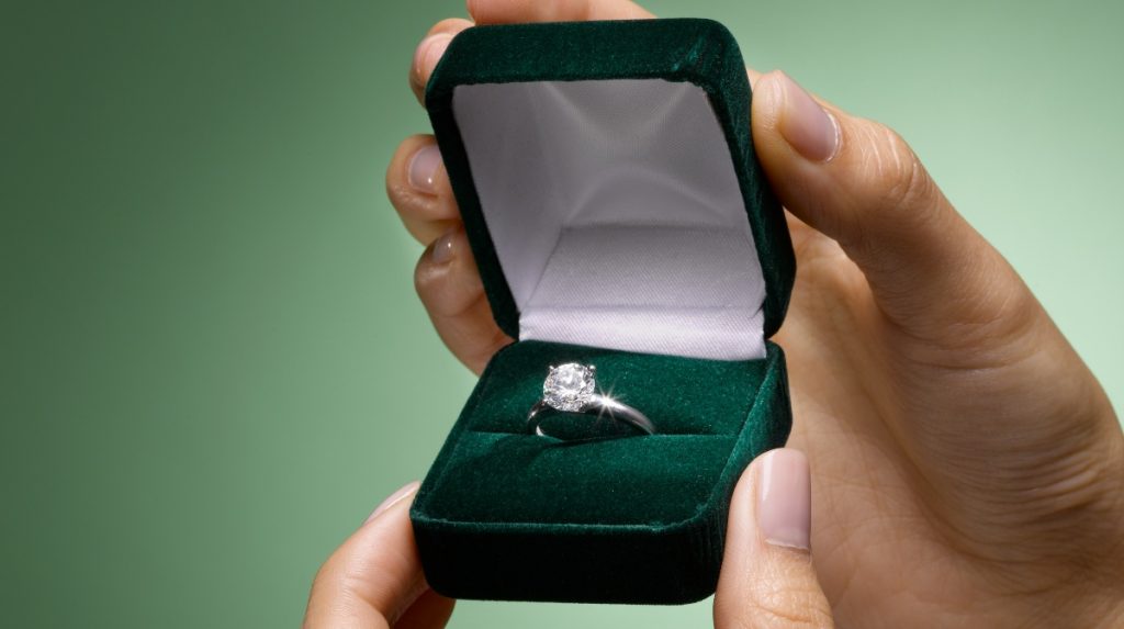 ¿Te puedes quedar con el anillo de compromiso después de cortar con tu pareja? Esto dice la ley