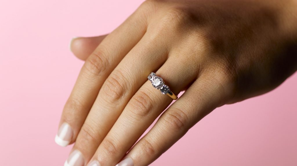 ¿Te puedes quedar con el anillo de compromiso después de cortar con tu pareja? Esto dice la ley
