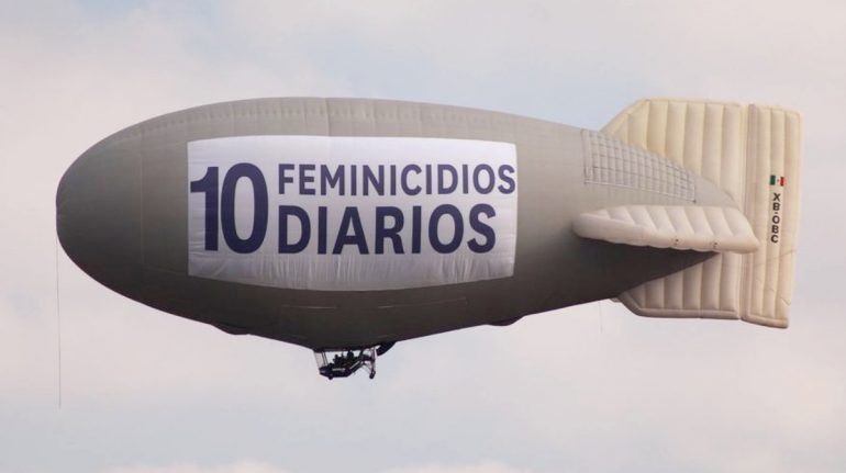 Dirigible exhibe 10 feminicidios diarios en México