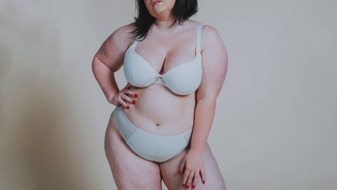 mujer con sobrepeso en ropa interior orgullosa de su cuerpo