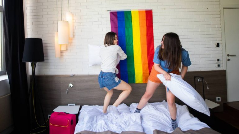 Hoteles gay friendly en el mundo pareja jugando almohadazos