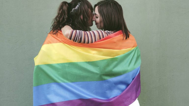 bandera gay con mujeres lesbianas besándose