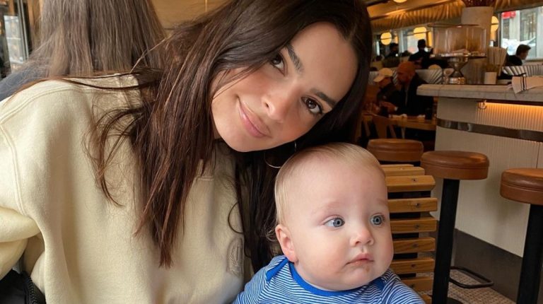 Emily Ratajkowski Le Compra Muñecas A Su Hijo Para Criarlo Sin ...