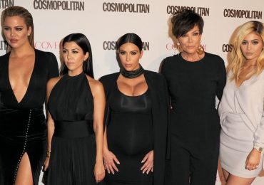 Hermanas Kardashian se disfrazan de su madre Kris Jenner