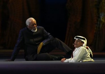 Por qué morgan freeman tenía un guante en la inauguración de Qatar