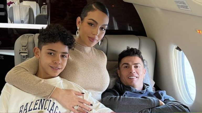 El hijo de Cristiano Ronaldo le da una cachetada a niño que apoya a Messi