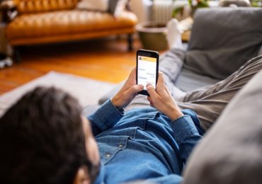 Razones por las que tu pareja está todo el tiempo pegado al teléfono