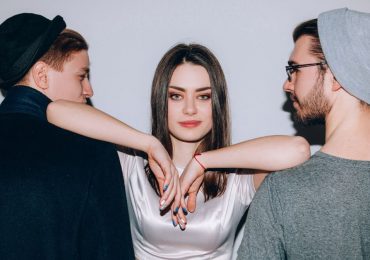 ¿Realmente puedes enamorarte de dos personas a la vez?